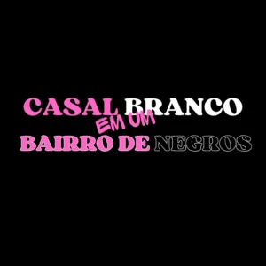 JOVEM CASAL BRANCO EM UM BAIRRO DE NEGROS